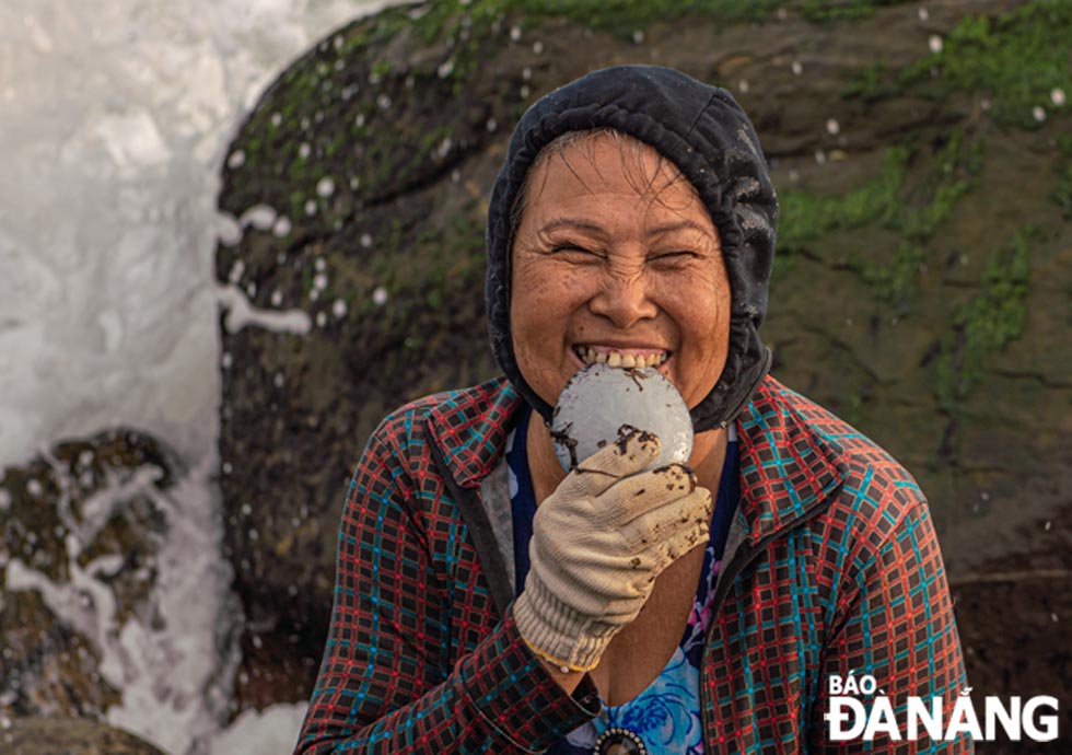 In spite of not earning much money, women in the Nam O Village are still happy and attached to their job. 