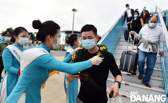 Foreign tourists arrived at the Da Nang International Airport in November 2021. Photo: NHAT HA