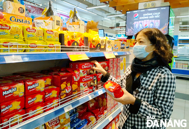 A shopper at the Co.opmart Da Nang supermarket in Thanh Khe District. Photo: QUYNH TRANG