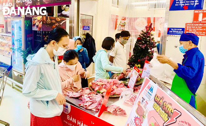 Shoppers are seen at the MM Mega Market supermarket in Cam Le District. Photo: QUYNH TRANG