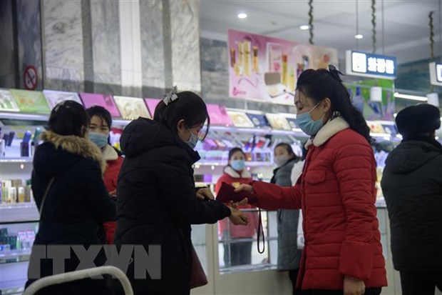 Đo thân nhiệt nhằm ngăn chặn sự lây lan của dịch COVID-19 tại một cửa hàng bách hóa ở Bình Nhưỡng, Triều Tiên. (Ảnh: AFP/TTXVN)
