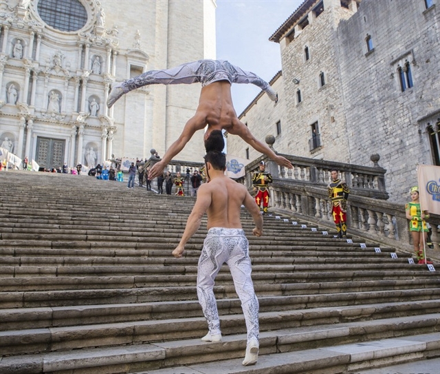 Giang Quốc Nghiệp (top) and his brother Giang Quốc Cơ set a world record in Spain in 2016. Photo courtesy of Giang brothers