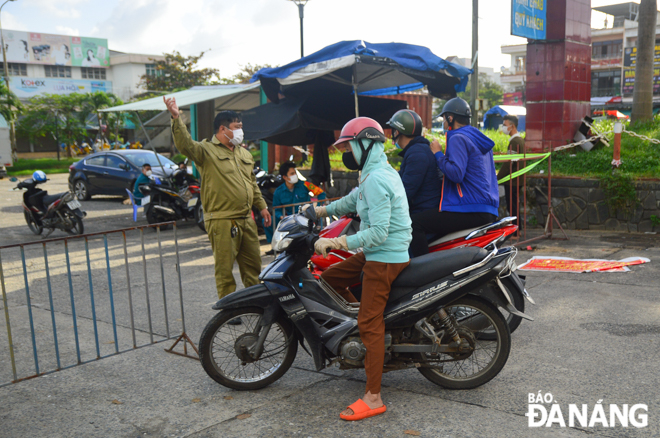 The functional forces are staffing at the Hoa Khanh Wet Market to remind local residents to strictly abide by the recommended safe and health protocols.