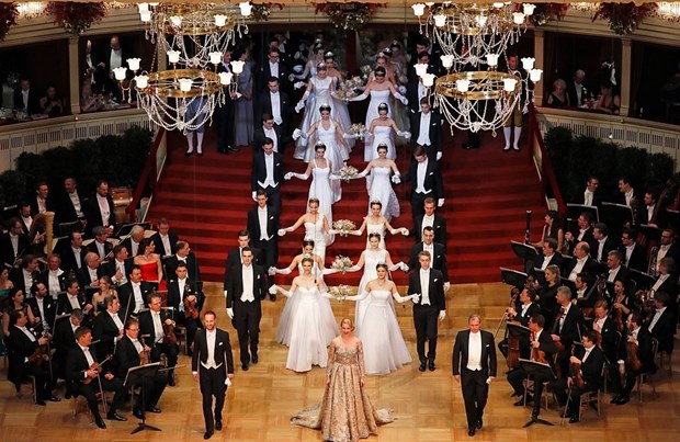 Những người trẻ tuổi (18-24) đến với Vienna Opera Ball lần thứ 63 diễn ra vào năm 2019. (Ảnh: Nguồn Reuter)