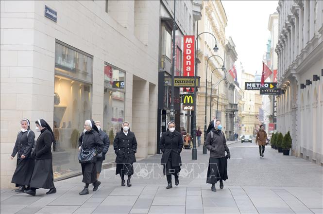 Người dân đeo khẩu trang phòng dịch COVID-19 tại Vienna, Áo, ngày 22/11/2021. Ảnh: THX/TTXVN