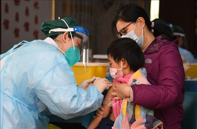 Nhân viên y tế tiêm vaccine COVID-19 cho trẻ em tại Bắc Kinh, Trung Quốc, ngày 5/12/2021. Ảnh: THX/TTXVN