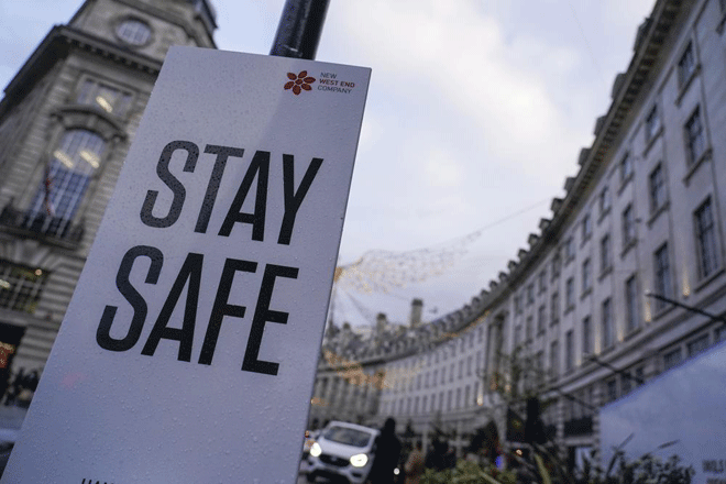 Khuyến cáo “Giữ an toàn” được đặt trên đường phố Regent ở thủ đô London (Anh). Ảnh: AP