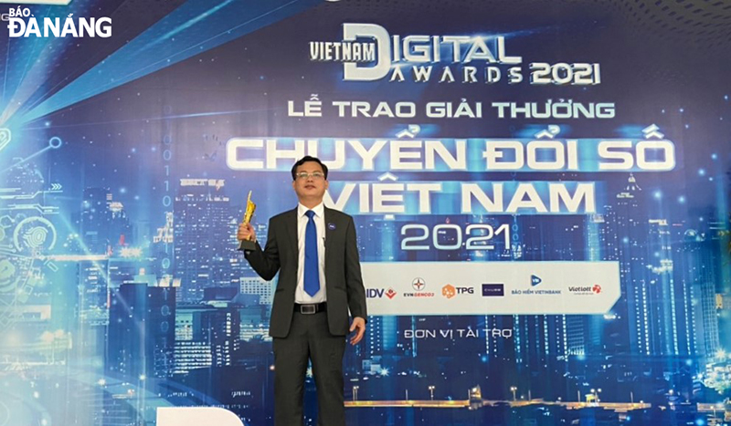 The Da Nang People’s Committee is one of the 11 honourees in the category of Excellent Digital Transformation State and Non-business Units at VDA 2021 for its Shared Data Warehouse. In the photo: Deputy Director of the municipal epartment of Information and Communications Tran Ngoc Thach, representing the city to receive the award. Photo: P.V