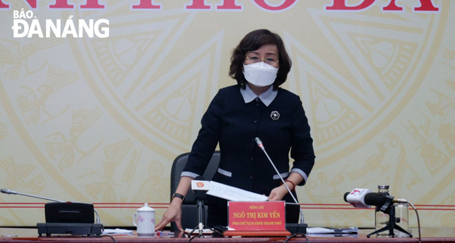 Vice Chairwoman Ngo Thi Kim Yen chaired the meeting of the municipal Steering Committee for COVID-19 Prevention and Control on Thursday afternoon. Photo: PHAN CHUNG