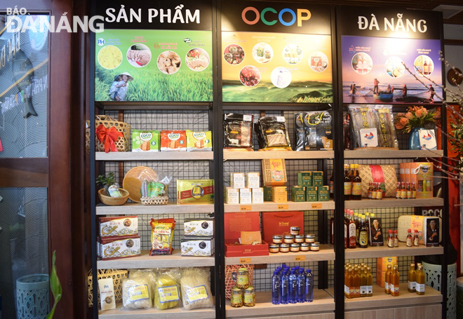 Kệ trưng bày, giới thiệu chung các sản phẩm OCOP của Đà Nẵng trong siêu thị OCOP ở số 7 đường Nguyễn Thái Học (quận Hải Châu). Ảnh: HOÀNG HIỆP