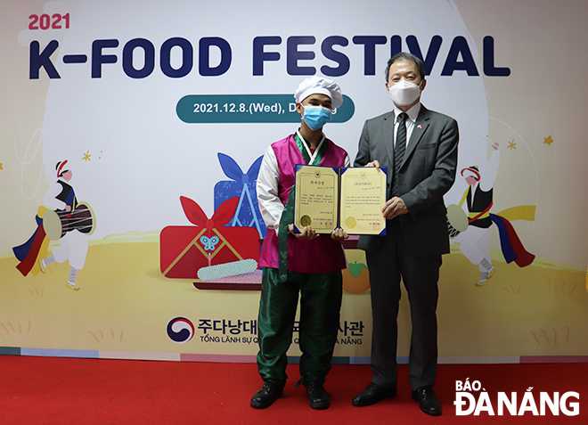 The RoK’s Consul General in Da Nang Ahn Min Sik (right) and the first prize winner, December 8, 2021. Photo: Xuan Dung