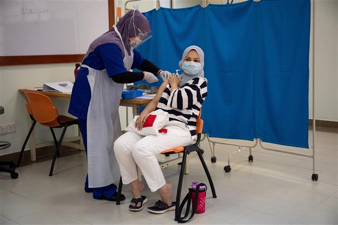 Nhân viên y tế tiêm vaccine ngừa COVID-19 cho người dân tại Kuala Lumpur, Malaysia ngày 2/3/2021. Ảnh: AFP/TTXVN