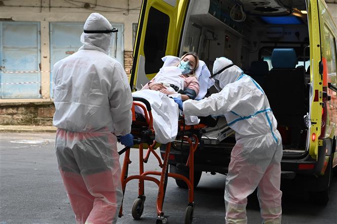 Chuyển bệnh nhân nhiễm COVID-19 tới bệnh viện ở Budapest, Hungary. Ảnh: AFP/TTXVN