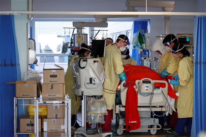 Nhân viên y tế điều trị cho bệnh nhân COVID-19 tại bệnh viện ở Portsmouth, Anh ngày 23/3/2021. Ảnh: AFP/TTXVN