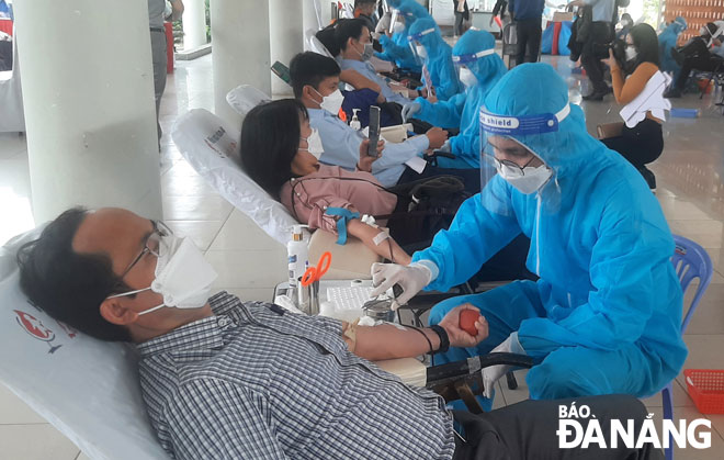 Cán bộ, nhân viên ngành điện tại thành phố tham gia hiến máu trong ngày 11-12. Ảnh: TRỌNG HÙNG