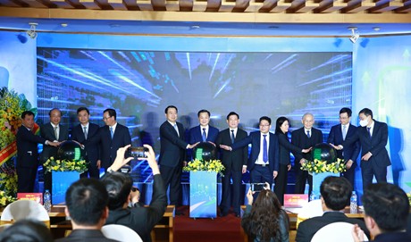 Phó Thủ tướng Lê Minh Khái, Bộ trưởng Bộ Tài chính Hồ Đức Phớc cùng các đại biểu thực hiện nghi thức ra mắt chính thức Sở giao dịch chứng khoán Việt Nam. Ảnh: VGP