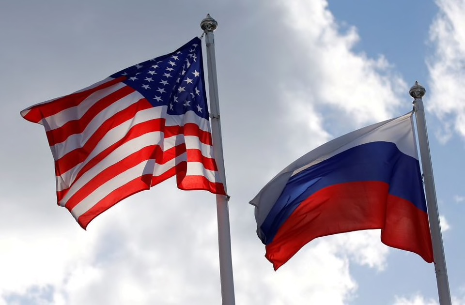 Quốc kỳ Mỹ và Nga tung bay gần một nhà máy ở Vsevolozhsk, vùng Leningrad, Nga năm 2019. Ảnh: Reuters