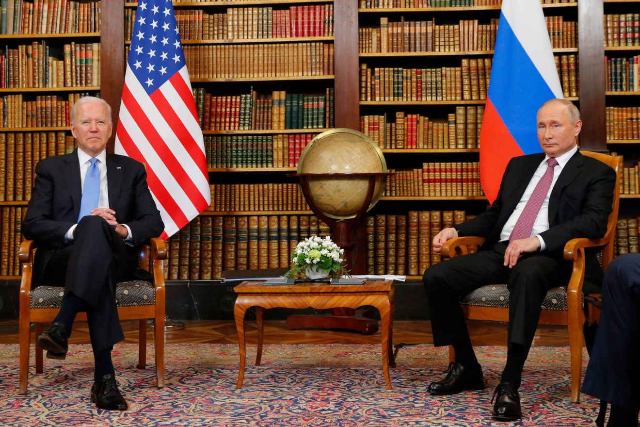 Tổng thống Mỹ Joe Biden và Tổng thống Nga Vladimir Putin trong cuộc gặp thượng đỉnh Mỹ-Nga tại Geneva, Thụy Sĩ, ngày 16-6-2021. Ảnh: Reuters
