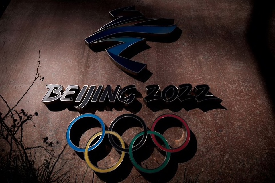 Logo Bắc Kinh 2022 bên ngoài trụ sở của Ban tổ chức Thế vận hội Mùa đông 2022 ở Công viên Shougang, Bắc Kinh, Trung Quốc. Ảnh: Reuters