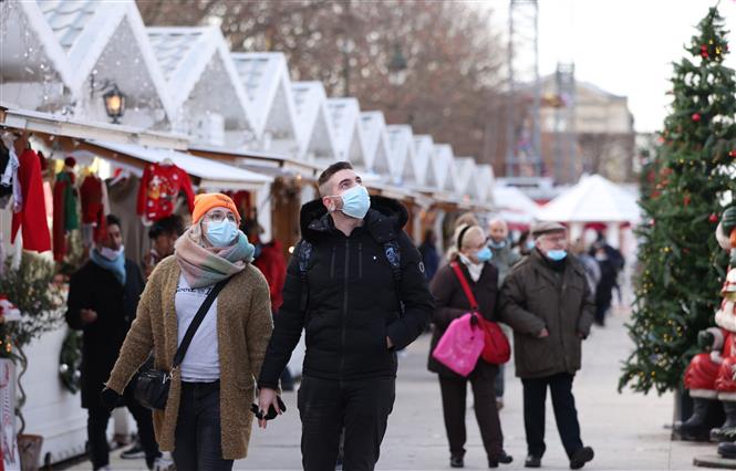 Người dân đeo khẩu trang phòng dịch Covid-19 khi thăm khu chợ Giáng sinh tại Paris, Pháp ngày 9-12-2021. Ảnh: THX/TTXVN