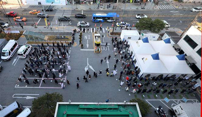 Người dân xếp hàng lấy mẫu xét nghiệm Covid-19 tại Seoul, Hàn Quốc ngày 8-12-2021. Ảnh: THX/TTXVN
