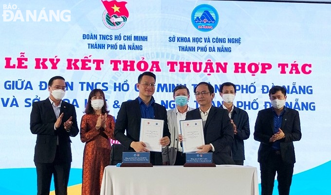 The signing ceremony between the Da Nang Department of Science and Technology and the municipal Youth Union