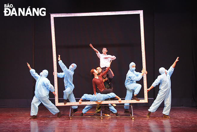 The 'COVID-19 Picture' dance performance by  the Da Nang Military Region 5's art troupe. Photo: XUAN DUNG