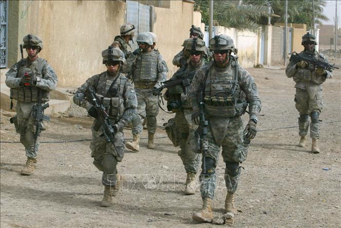 Binh sĩ Mỹ tuần tra trên đường phố phía Tây Baquba, Iraq. Ảnh tư liệu: AFP/TTXVN