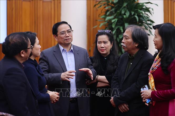Thủ tướng Phạm Minh Chính với các đại biểu Liên hiệp các Hội Văn học Nghệ thuật Việt Nam. Ảnh: Dương Giang/TTXVN