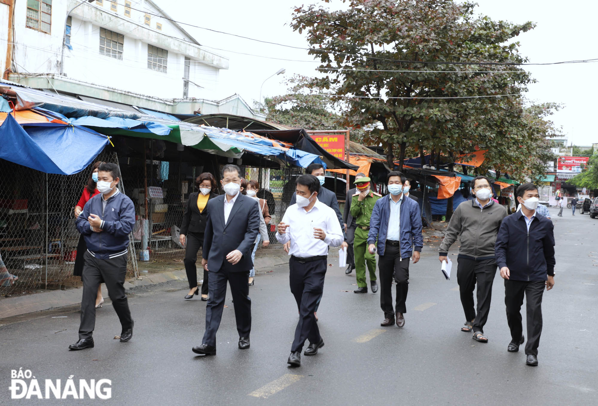 Secretary of the Da Nang Party Committee Nguyen Van Quang (first row, in suit) inspecting the Hoa Khanh Wet Market and giving spiritual encouragement to medical workers conducting mass community testing here. Photo: NGOC PHU