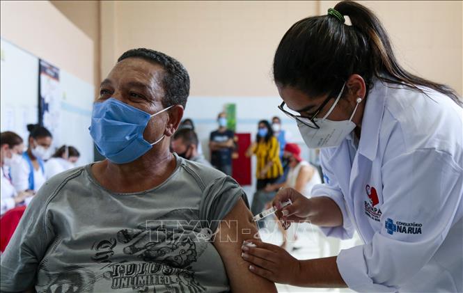 Nhân viên y tế tiêm vaccine phòng Covid-19 cho người dân tại bang Sao Paulo, Brazil ngày 30-3-2021. Ảnh: AFP/TTXVN
