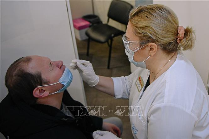 Nhân viên y tế lấy mẫu xét nghiệm Covid-19 cho người dân tại Moskva, Nga ngày 19-11-2021. Ảnh: THX/TTXVN