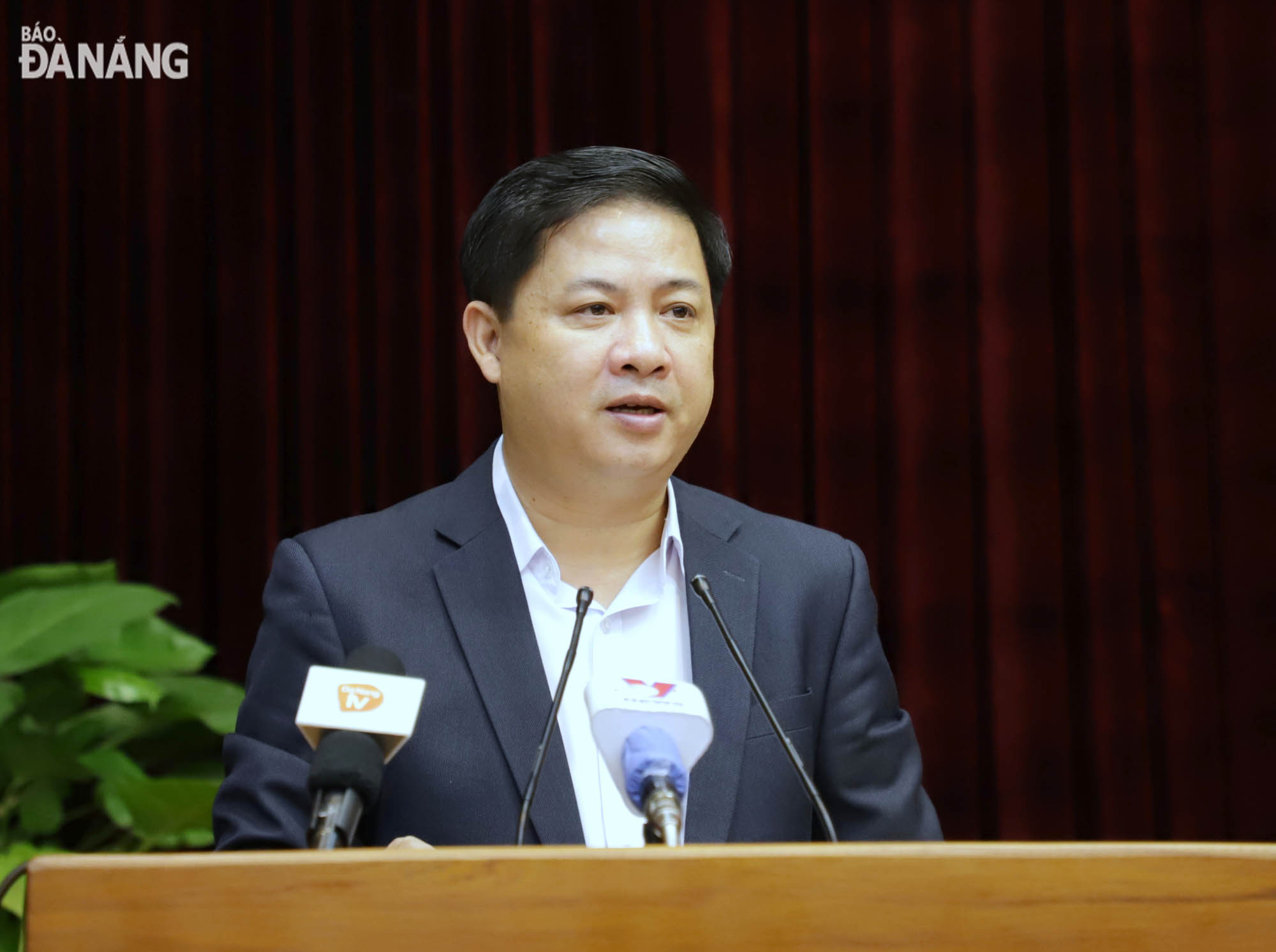 Phó Bí thư Thường trực Thành ủy Lương Nguyễn Minh Triết báo cáo tại hội nghị. Ảnh: NGỌC PHÚ