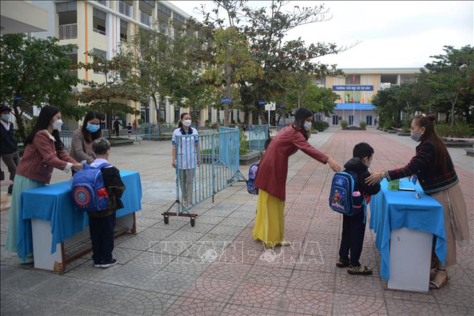 Trường Tiểu học Võ Thị Sáu (quận Hải Châu) tổ chức đón học sinh đi học trở lại theo đúng quy định 5K của Bộ Y tế. Ảnh: Văn Dũng/TTXVN