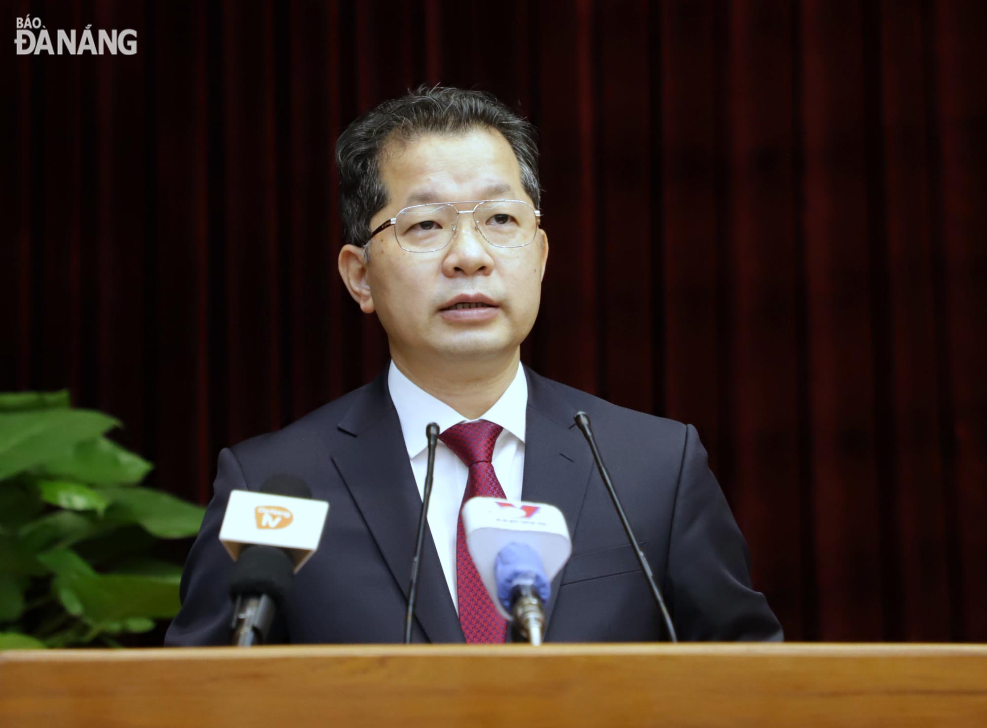 Secretary of the Da Nang Party Committee  delivering his opening speech at the event