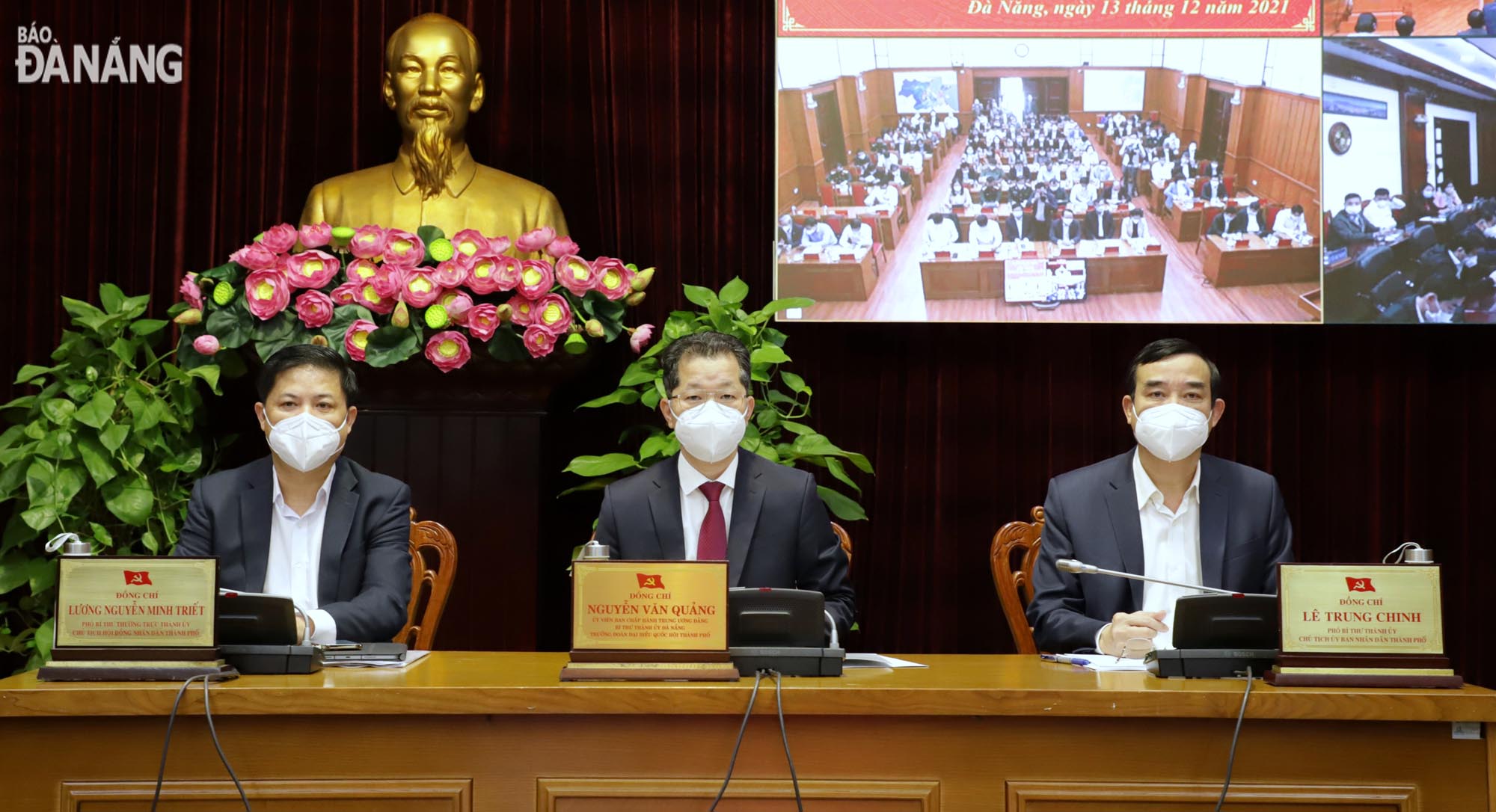 Da Nang Party Committee Secretary Nguyen Van Quang (centre), Deputy Secretary Luong Nguyen Minh Triet (left) and Chairman of the municipal People's Committee Le Trung Chinh co-chaired the meeting. Photo: NGOC PHU