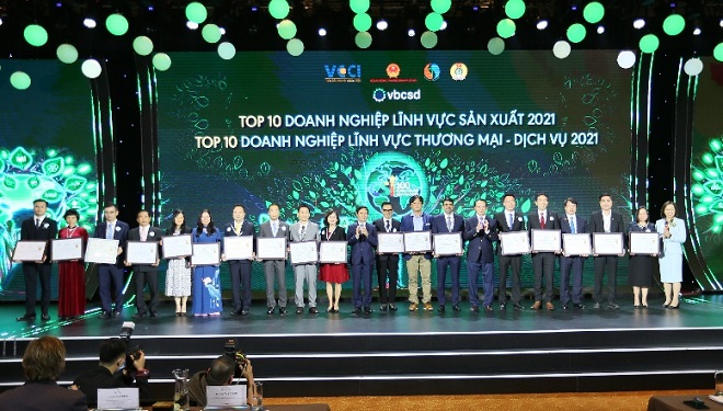 Đại diện Vinamilk (thứ 5 từ bên trái) cùng các doanh nghiệp trong Top các doanh nghiệp bền vững nhất Việt Nam năm 2021 thuộc hai lĩnh vực: sản xuất và thương mại - dịch vụ. Ảnh: VNM