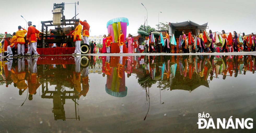 A traditional procession of silk looms.