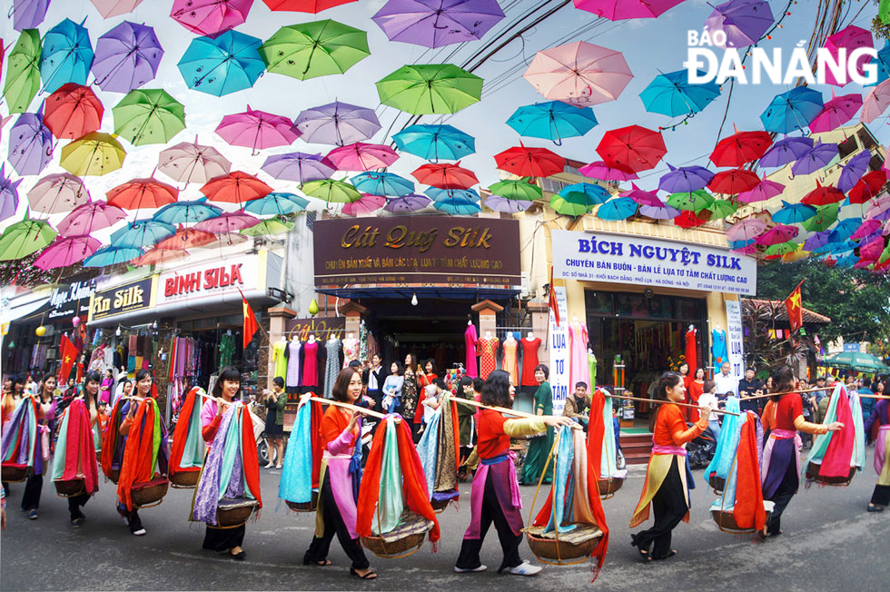 A walking parade to introduce silk products to visitors