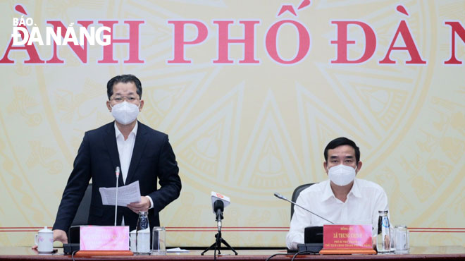 Bí thư Thành ủy Nguyễn Văn Quảng (trái) chỉ đạo tại cuộc họp phòng, chống Covid-19 chiều 13-12. Ảnh: PHAN CHUNG