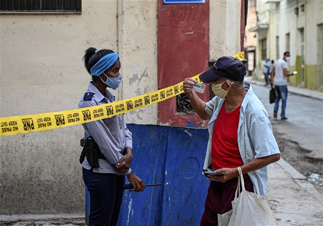 Một khu vực tại La Habana, Cuba, bị phong tỏa sau khi phát hiện ca nhiễm COVID-19. Ảnh: AFP/ TTXVN