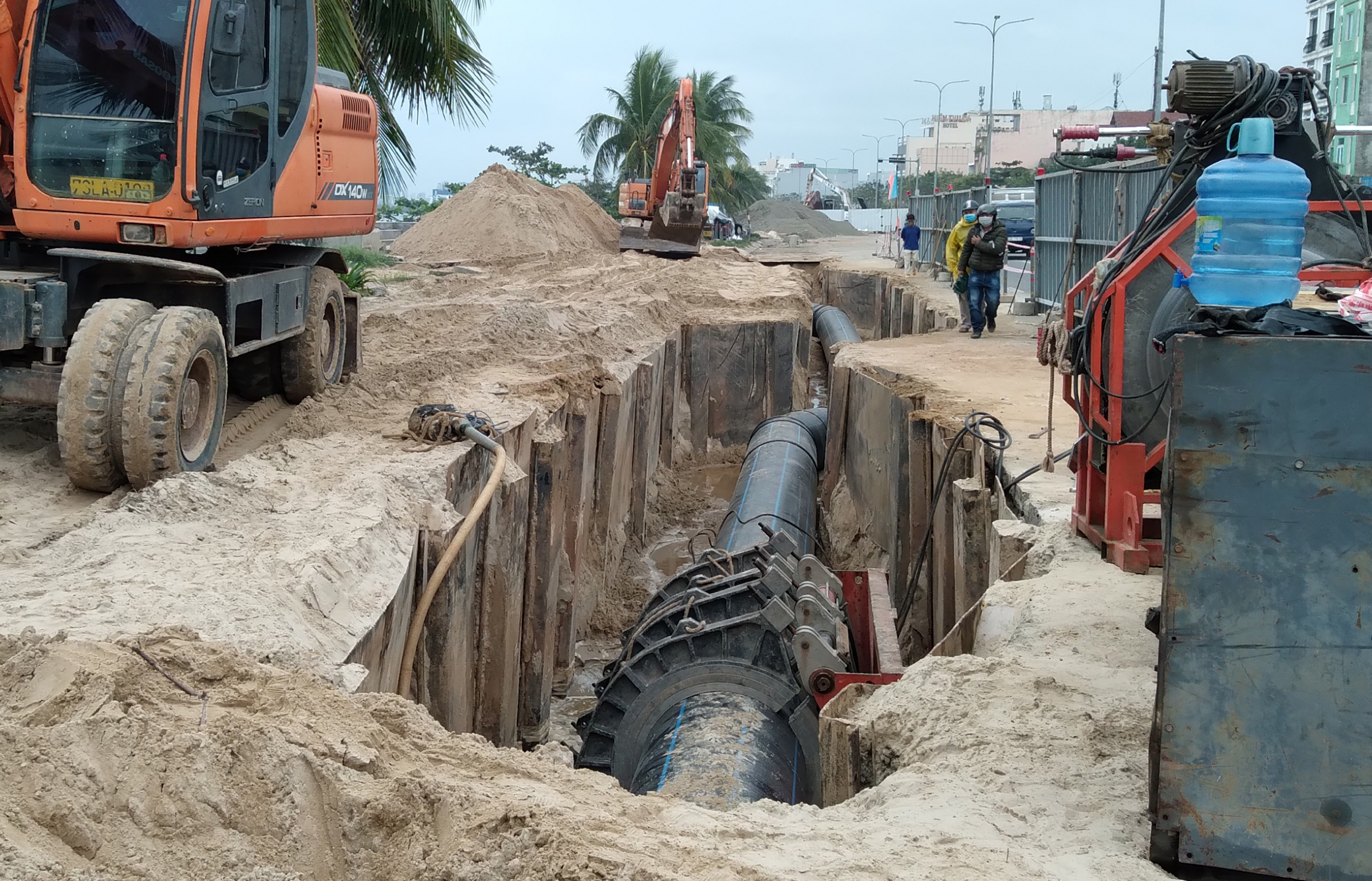 The construction of the wastewater collection project along Nguyen Tat Thanh coastal route is now underway. Photo: HOANG HIEP