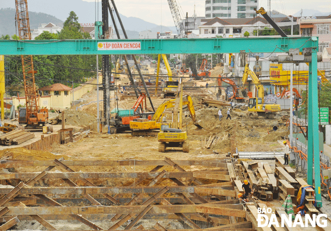 The progress of the under-construction traffic infrastructure improvement project at the western end of the Tran Thi Ly Bridge is kept on track. Photo: THANH LAN