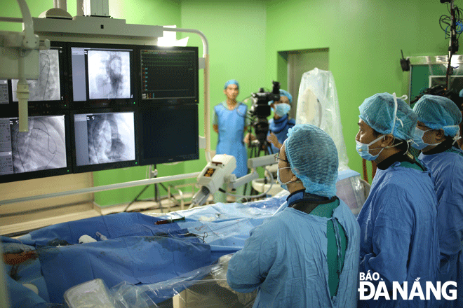 Doctors from the Cardiovascular Centre of the Da Nang Hospital deploying modern medical techniques at a Hybrid operating room. Photo: LE HUNG