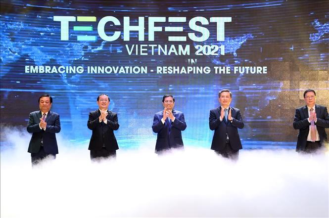 Thủ tướng Phạm Minh Chính và các đại biểu thực hiện nghi thức Dấu ấn TECHFEST-WHISE 2021