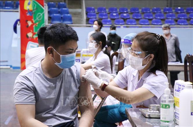 Tiêm vaccine phòng COVID-19 cho người dân. Ảnh: TTXVN.