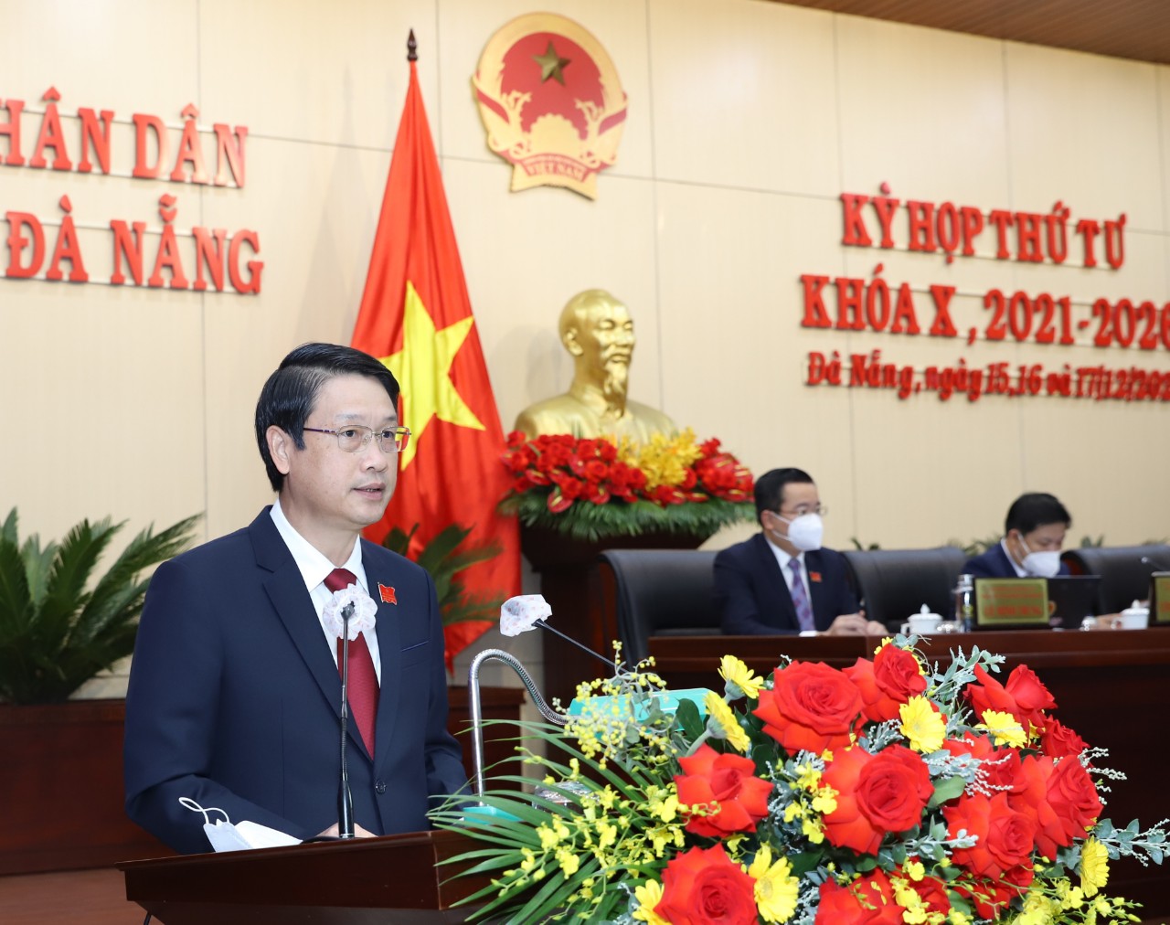 Chủ tịch Ủy ban MTTQ Việt Nam thành phố Ngô Xuân Thắng báo cáo tại kỳ họp. Ảnh: T.HUY - L.PHƯƠNG