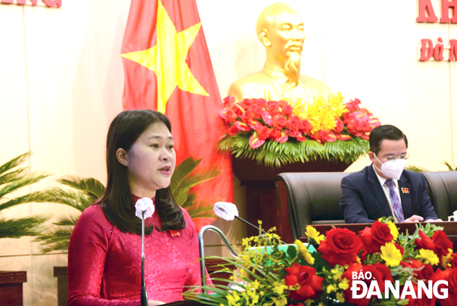 Phó Chủ tịch HĐND thành phố Cao Thị Huyền Trân phát biểu tại kỳ họp. Ảnh: T. HUY - L. PHƯƠNG