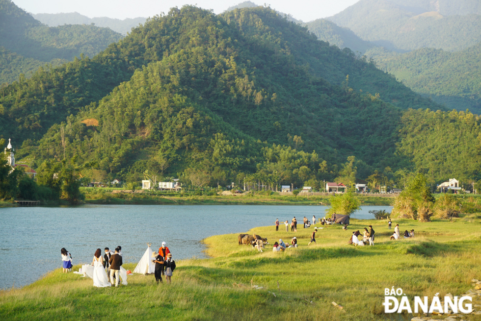 The spot is very attractive to many families and groups of friends on weekends. Aside from tourist attractions with entrance fees, many people prefer to gather at a riverside lawn near the headquarters of the Hoa Bac Commune People's Committee, about 1km from the foot of the Pho Nam Bridge.