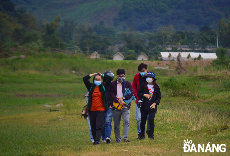 Most people are seen wearing face masks in an effort to ensure pandemic prevention and control, and they only take off face masks when taking photos.